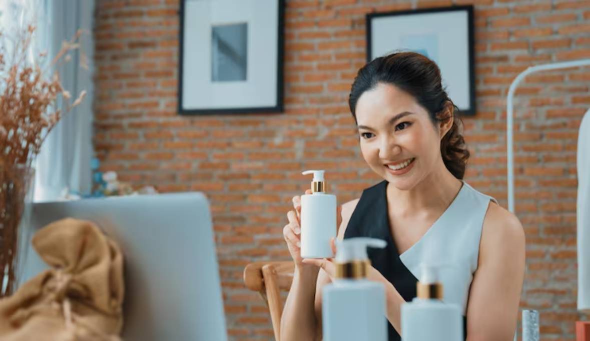 Woman influencer shoot live streaming vlog review vivancy skincare